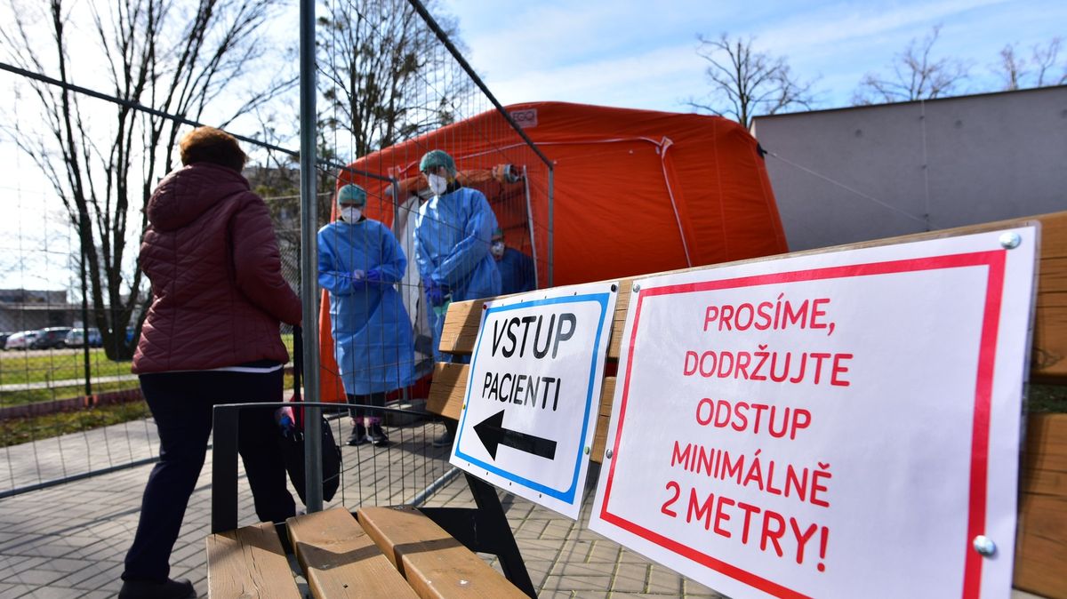 Slováci panikaří kvůli koronaviru víc než Češi. Mají ale větší důvěru ve vládu
